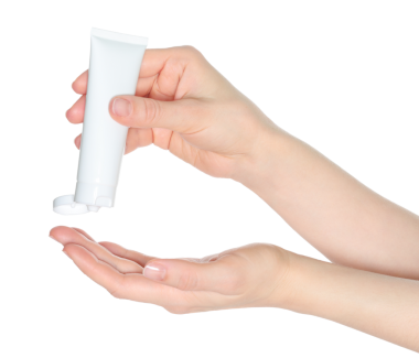 Kadın elleri beyaz bir kozmetik krem tüpünü sıkıştırıyor, şeffaf arka plan yakın plan, kozmetik reklamları için şablon