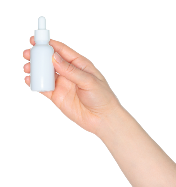 Kadın eli beyaz bir kozmetik şişesi tutuyor, beyaz arka planda kapalı, kozmetik reklamları için şablon.