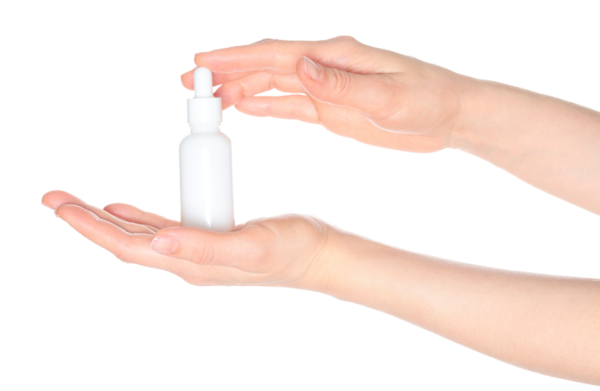 Beyaz bir kozmetik şişesi tutan kadın elleri, beyaz arka planda kapalı, kozmetik reklamları için şablon.