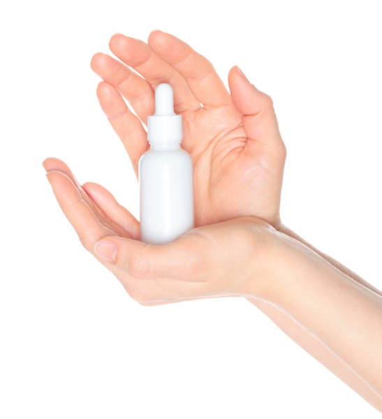 Beyaz bir kozmetik şişesi tutan kadın elleri, beyaz arka planda kapalı, kozmetik reklamları için şablon.