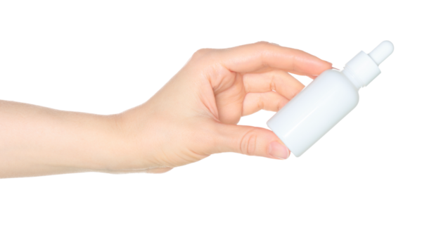 Kadın eli beyaz bir kozmetik şişesi tutuyor, beyaz arka planda kapalı, kozmetik reklamları için şablon.