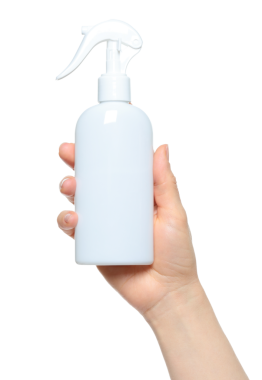 Beyaz sprey şişeyi tutan kadın elleri, şeffaf arka planda kapalı, kozmetik reklamları için şablon.