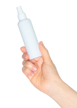 Beyaz sprey şişeyi tutan kadın elleri, şeffaf arka planda kapalı, kozmetik reklamları için şablon.