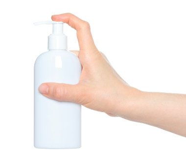 Beyaz sprey şişeyi tutan kadın elleri, şeffaf arka planda kapalı, kozmetik reklamları için şablon.