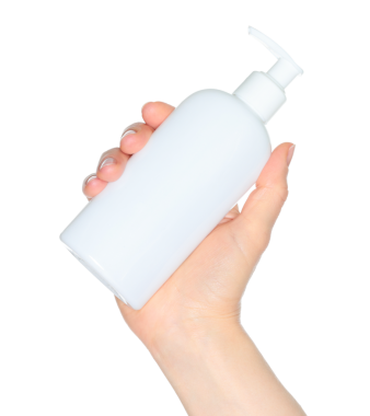 Beyaz sprey şişeyi tutan kadın elleri, şeffaf arka planda kapalı, kozmetik reklamları için şablon.