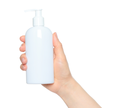 Beyaz sprey şişeyi tutan kadın elleri, şeffaf arka planda kapalı, kozmetik reklamları için şablon.