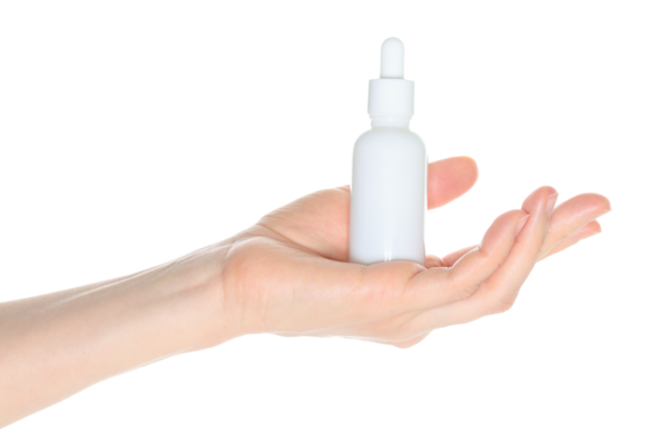 Beyaz bir kozmetik şişesini tutan kadın, şeffaf arka planda kapalı, kozmetik reklamları için şablon.