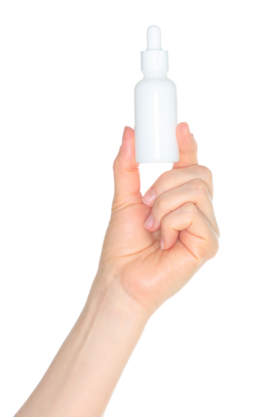 Beyaz bir kozmetik şişesini tutan kadın, şeffaf arka planda kapalı, kozmetik reklamları için şablon.