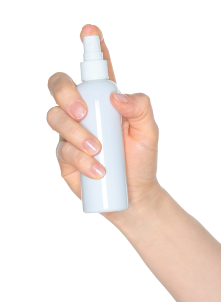 Beyaz sprey şişeyi tutan kadın elleri, şeffaf arka planda kapalı, kozmetik reklamları için şablon.