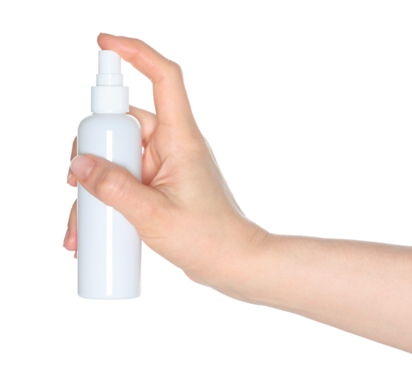 Beyaz sprey şişeyi tutan kadın elleri, şeffaf arka planda kapalı, kozmetik reklamları için şablon.