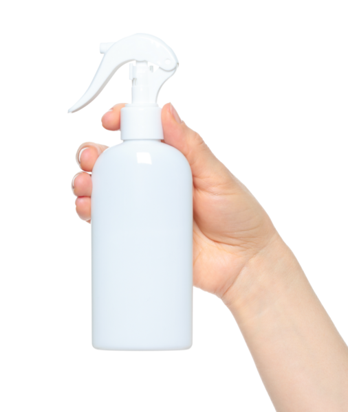 Beyaz sprey şişeyi tutan kadın elleri, şeffaf arka planda kapalı, kozmetik reklamları için şablon.