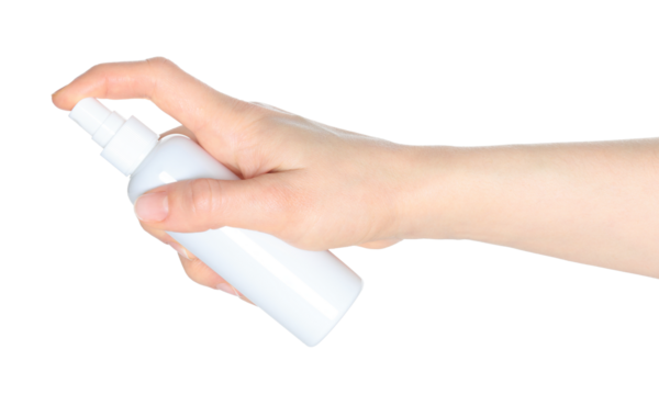 Beyaz sprey şişeyi tutan kadın elleri, şeffaf arka planda kapalı, kozmetik reklamları için şablon.