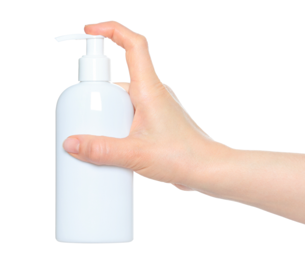 Beyaz sprey şişeyi tutan kadın elleri, şeffaf arka planda kapalı, kozmetik reklamları için şablon.