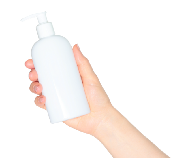 Beyaz sprey şişeyi tutan kadın elleri, şeffaf arka planda kapalı, kozmetik reklamları için şablon.