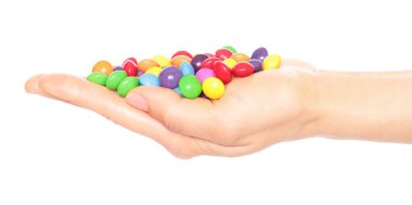 Kadın eli bir sürü renk şekeri tutuyor, şeffaf bir arka planda izole edilmiş, fast food konsepti.