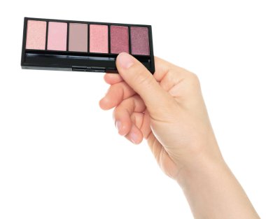 Kadın eli kozmetik paleti tutuyor, şeffaf bir arka plan, kozmetik ve çehre kavramı ile izole edilmiş.