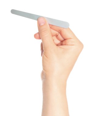 Kadın elinde tırnak törpüsü, şeffaf bir arka planda izole edilmiş, kozmetik aletler konsepti