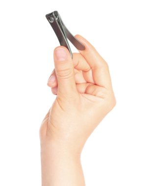 Kadının elinde manikür tırnak makası, şeffaf bir arka planda izole edilmiş, kozmetik aletler konsepti.