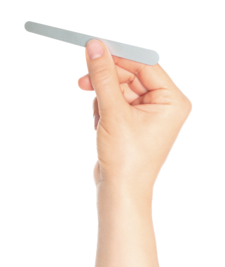 Kadın elinde tırnak törpüsü, şeffaf arka planda izole edilmiş, kozmetik aletler konsepti