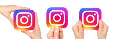 Kağıt Instagram simgesi taşıyan Eller, şeffaf bir arkaplanda izole edilmiş. Instagram bir çevrimiçi mobil fotoğraf paylaşım, video paylaşım servisidir.