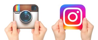Eski ve modern Instagram simgelerini barındıran ve şeffaf bir arkaplanda izole edilmiş Eller. Instagram bir çevrimiçi mobil fotoğraf paylaşım, video paylaşım servisidir.