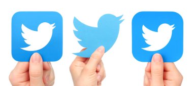 Twitter 'da eski logo kuşları ve simgeler barındıran Hands seti, şeffaf bir arkaplanda izole edildi. Twitter, kullanıcıların kısa mesajlar göndermesini sağlayan çevrimiçi bir sosyal ağ hizmetidir