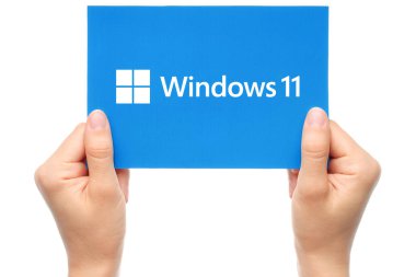 Kadın El, Windows 11 kağıt logosu taşıyor, şeffaf bir arka planda izole edilmiş. Windows 11, Microsoft tarafından geliştirilen bir işletim sistemidir.