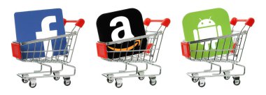 Facebook, Amazon ve Android kağıt simgelerinden oluşan bir set, şeffaf bir arkaplanda izole edilmiş. Popüler çevrimiçi platformlarda alışveriş ve ticaret