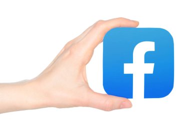 Elleri saydam bir arkaplanda Facebook mobil uygulama simgesini tutuyor. Facebook, Amerikan teknoloji şirketi Meta 'ya ait bir sosyal medya ve sosyal ağ hizmetidir.