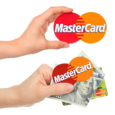 Üzerinde Mastercard logosu bulunan ve şeffaf bir arkaplanda izole edilmiş Eller. MasterCard Worldwide, Amerika Birleşik Devletleri 'nin çok uluslu finansal hizmet şirketidir.