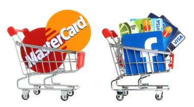 Kağıt Mastercard 'lı alışveriş arabaları ve bankacılık kartlı Facebook simgeleri, şeffaf bir arkaplanda izole edilmiş. Sosyal medya platformlarında iş ve alışveriş kavramları