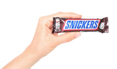 Snickers 'ın el ele tutuşma paketi - Mars Anonim Şirketi' nin çikolatası, şeffaf bir arka planda izole edilmiş.