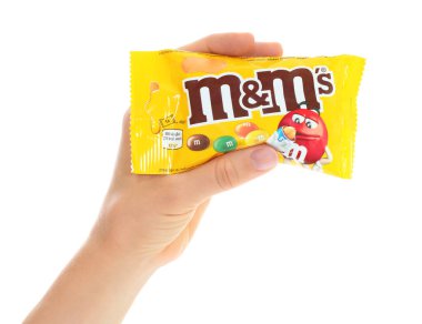 M ve M 'nin çok renkli şekerlemelerinin el ele tutuşma paketi, şeffaf bir arka planda izole edilmiş.