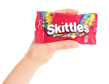 Skittles 'ın el ele tutuşma paketi çok renkli, şeffaf bir arka planda izole edilmiş.
