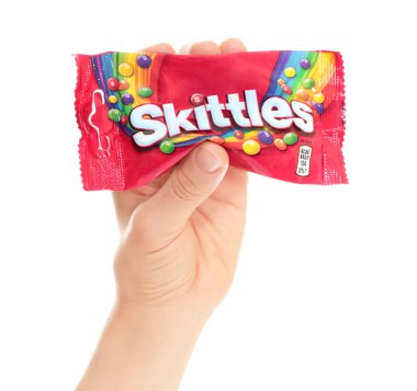 Skittles 'ın el ele tutuşma paketi çok renkli, şeffaf bir arka planda izole edilmiş.