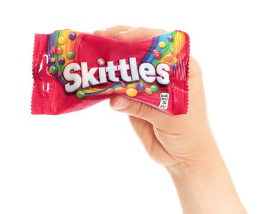 Skittles 'ın el ele tutuşma paketi çok renkli, şeffaf bir arka planda izole edilmiş.