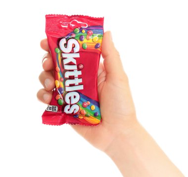 Skittles 'ın el ele tutuşma paketi çok renkli, şeffaf bir arka planda izole edilmiş.