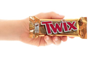 Mars Anonim Şirketi 'nin Çikolata Çubuğu' nun el ele tutuşma paketi şeffaf bir arka planda izole edilmiş.