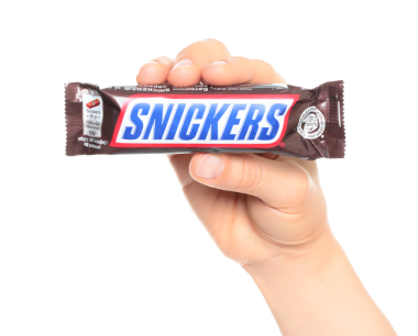 Kyiv, Ukrayna - 02 Ağustos 2024: Snickers 'ın el ele tutuşma paketi - Mars Anonim Şirketi' nin Çikolata Çubuğu, şeffaf arka planda izole edilmiş