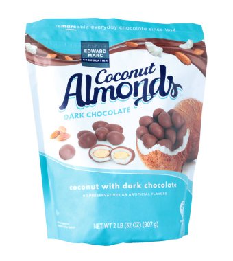 Şeffaf bir arkaplanda izole edilmiş bir paket hindistan cevizli badem kara çikolata şekeri. Popüler şeker konsepti