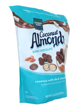 Şeffaf bir arkaplanda izole edilmiş bir paket hindistan cevizli badem kara çikolata şekeri. Popüler şeker konsepti