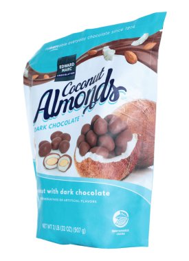 Şeffaf bir arkaplanda izole edilmiş bir paket hindistan cevizli badem kara çikolata şekeri. Popüler şeker konsepti