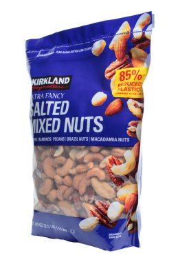 Ekstra Süslü Tuzlu Karışık Fındık Paketi, şeffaf bir arka planda izole edilmiş. Popüler yemek ve atıştırmalık konsepti