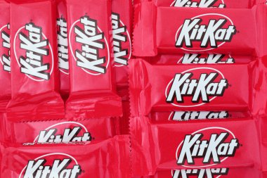 Paket, yiyecek ve abur cubur konseptinde çikolatalı çikolata Kit Kat 'in arka planı. Kit Kat çikolata kaplı bir gofret.