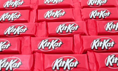 Paket, yiyecek ve abur cubur konseptinde çikolatalı çikolata Kit Kat 'in arka planı. Kit Kat çikolata kaplı bir gofret.