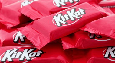 Çikolata çubukları Kit Kat 'in yakın çekim paketi, yiyecek ve atıştırmalık konsepti. Kit Kat çikolata kaplı bir gofret.