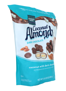 Kiev, Ukrayna - 25 Mart 2025: Şeffaf arkaplanda izole edilmiş bir paket hindistan cevizi bademli kara çikolata şekeri. Popüler şeker konsepti