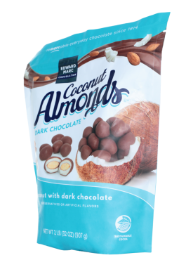 Kiev, Ukrayna - 25 Mart 2025: Şeffaf arkaplanda izole edilmiş bir paket hindistan cevizi bademli kara çikolata şekeri. Popüler şeker konsepti