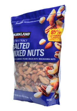 Kiev, Ukrayna - 25 Mart 2025: Ekstra Süslü Tuzlu Karışık Fındık Paketi, şeffaf arka planda izole edilmiş. Popüler yemek ve atıştırmalık konsepti