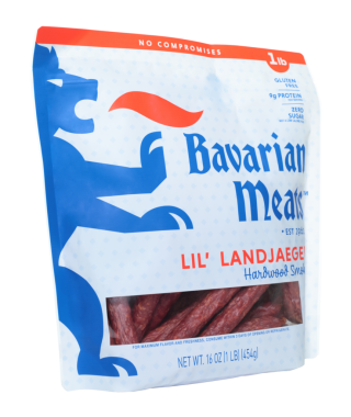 Kiev, Ukrayna - 25 Mart 2025: Şeffaf arkaplanda izole edilmiş bir paket Bavyera eti. Popüler yemek ve atıştırmalık konsepti